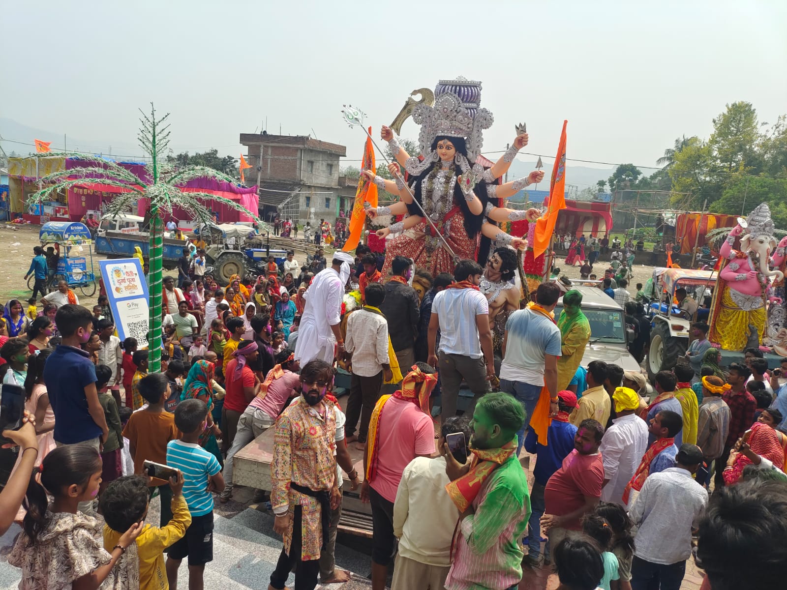 मां दुर्गा की प्रतिमा का विसर्जन , नम आंखों से मां दुर्गा को दी गई विदाई |