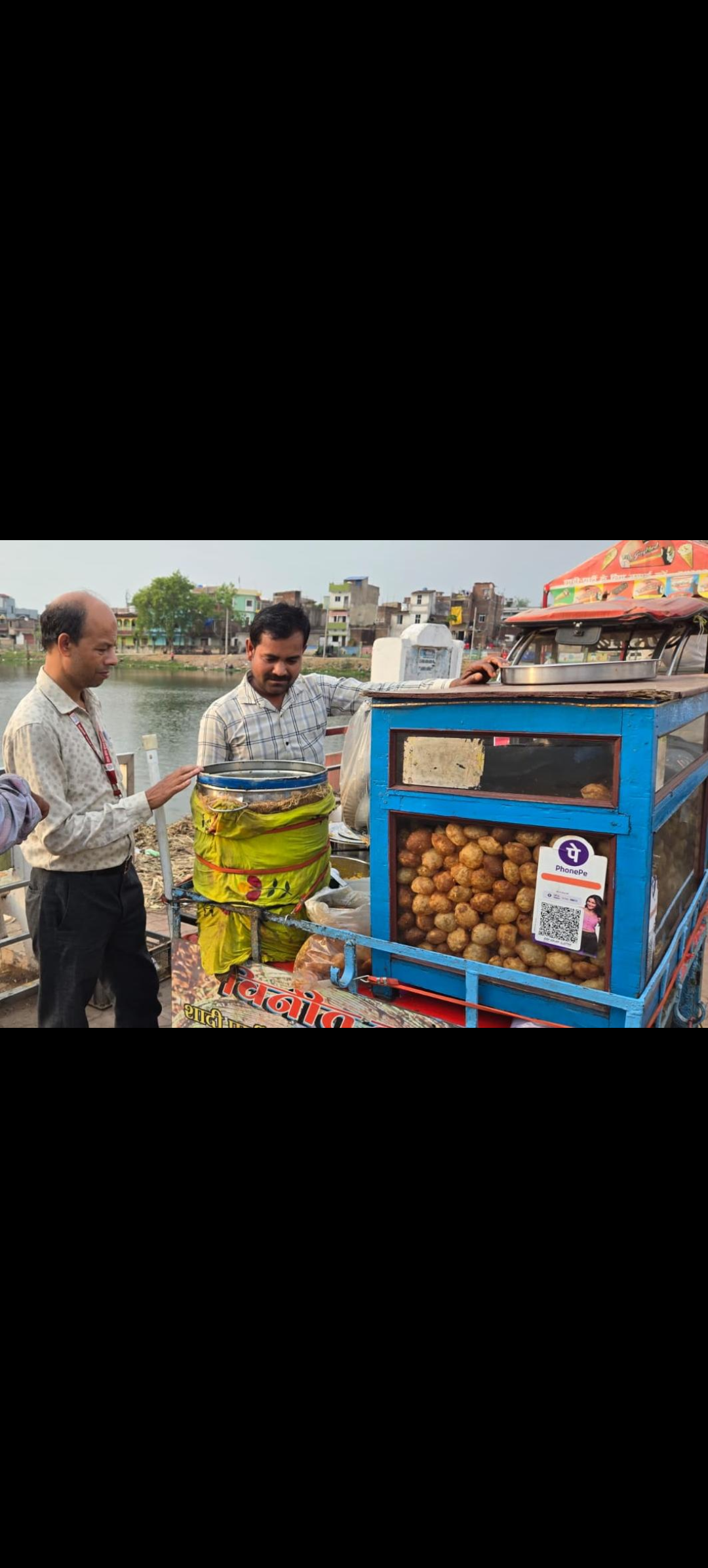 खाद्य सुरक्षा पदाधिकारी ने स्ट्रीट फूड ठेलों के खाद्ध पदार्थ की गुणवत्ता की जांच की