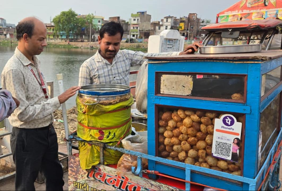 खाद्य सुरक्षा पदाधिकारी ने स्ट्रीट फूड ठेलों के खाद्ध पदार्थ की गुणवत्ता की जांच की