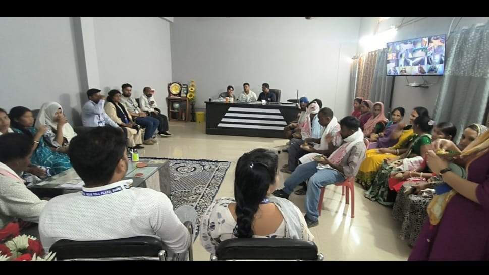 बुंडू के एमबी स्कूल में श्रमिक दिवस पर सामान समारोह, श्रमिकों को अंगवस्त्र  व उपहार देकर बड़ा बढ़ाया हौंसला