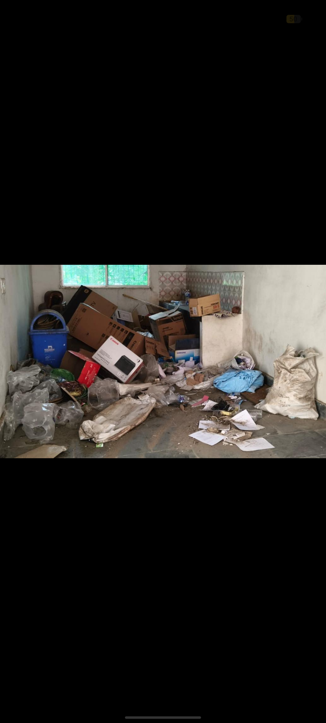सेन्हा प्रखंड कार्यालय बना कबाड़खाना, कचरे का लगा अंबार