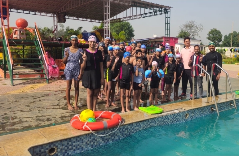 रेनबो रिवर वॉटर पार्क में स्विमिंग समर कैंप का आयोजन ।