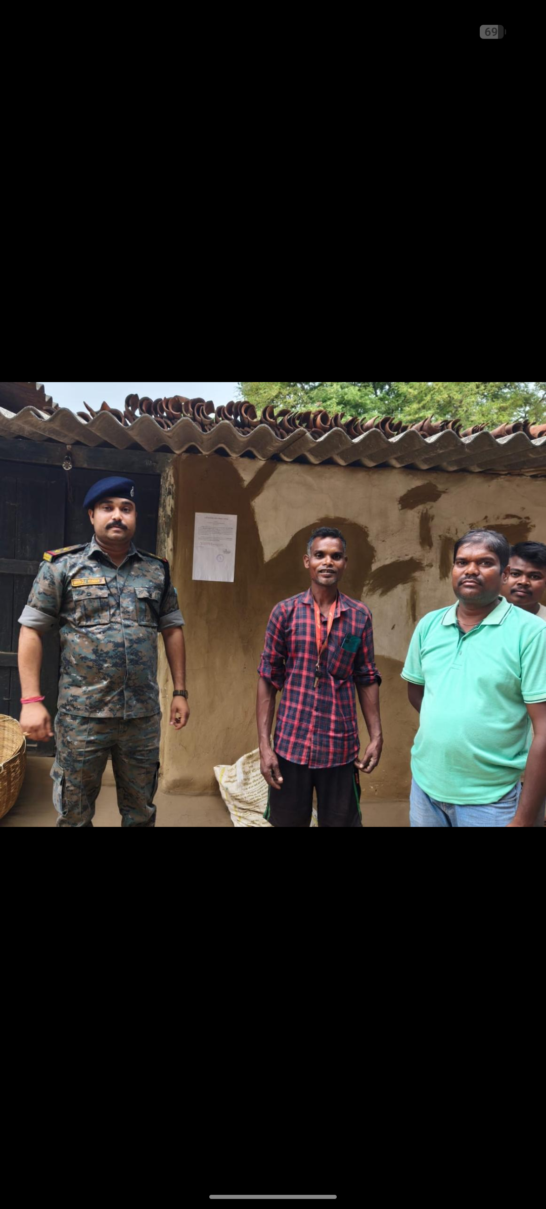 न्यायालय के आदेश पर फरार आरोपी के घर चिपकाया गया इस्तेहार