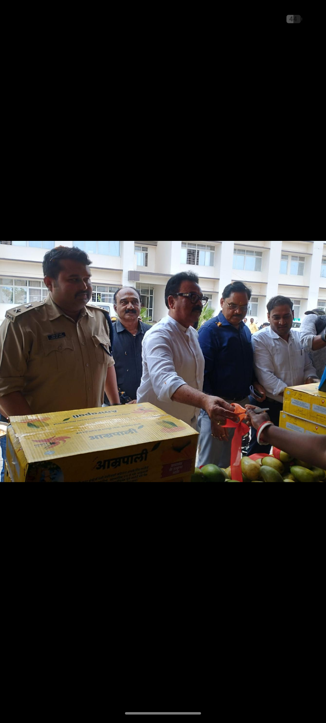 सांसद सुखदेव भगत ने समाहरणालय परिसर में किया कैनोपी आम स्टॉल का उद्घाटन