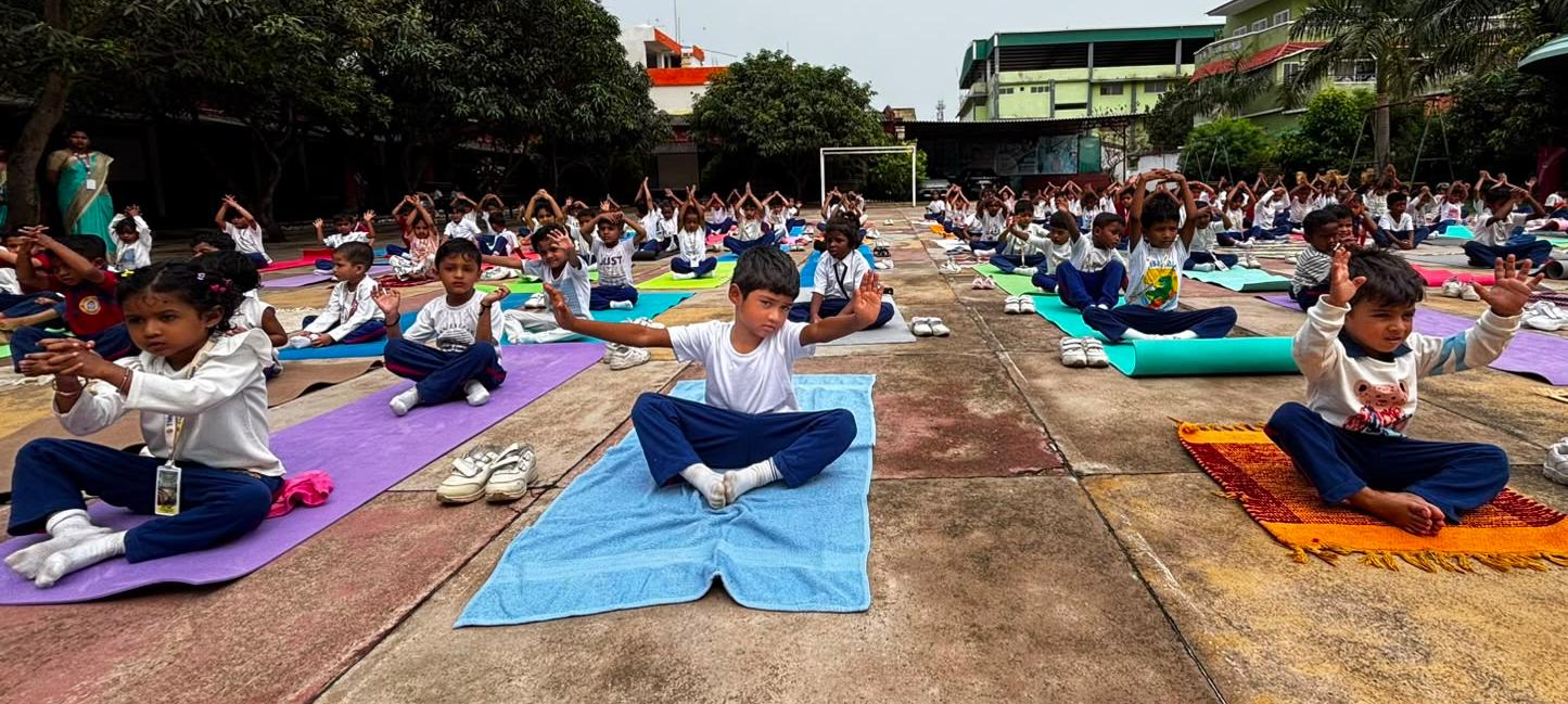 टाइनी टास्क विद्यालय में अंतरराष्ट्रीय योग दिवस का आयोजन, बच्चों ने किया योगाभ्यास