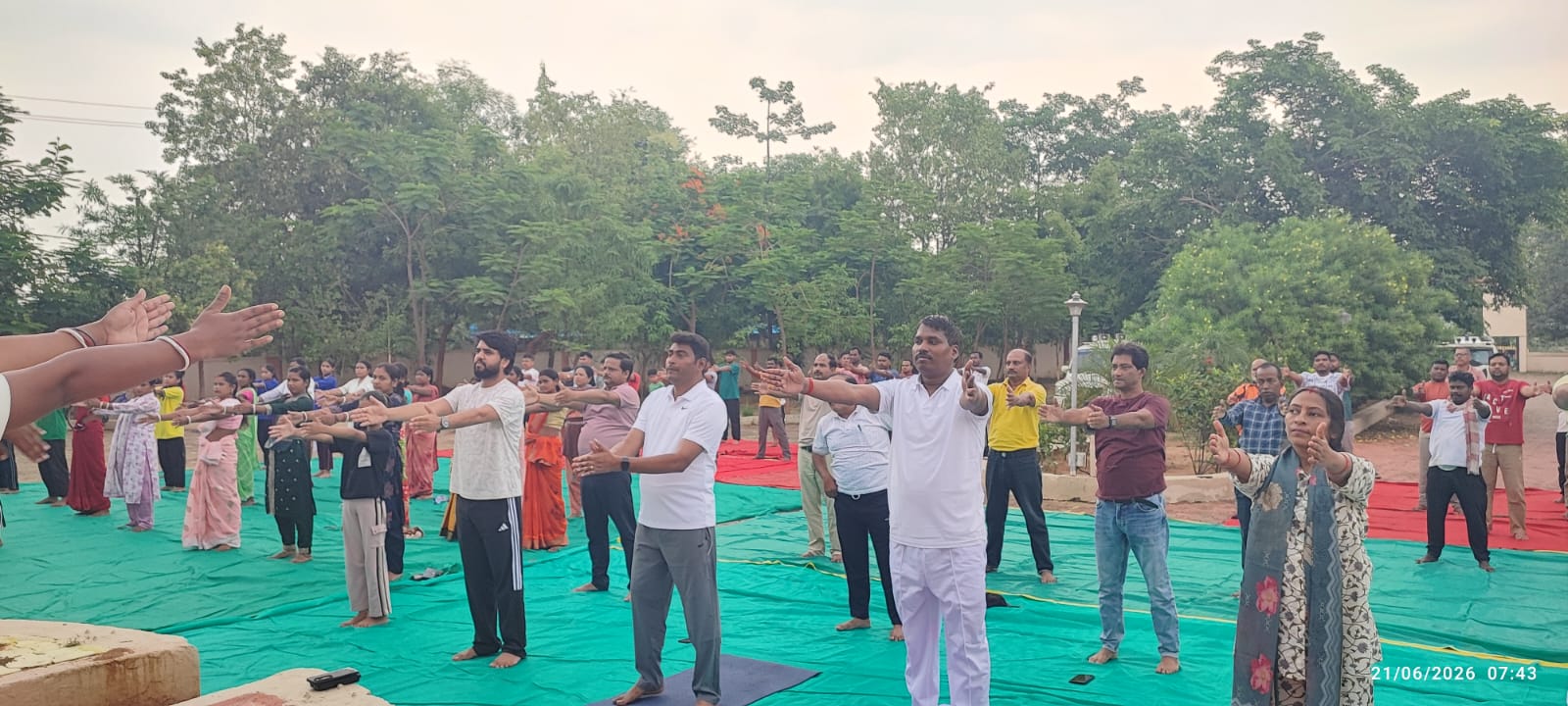 अंतरराष्ट्रीय योग दिवस पर बुंडू अनुमंडल कार्यालय में हुआ योग कार्यक्रम