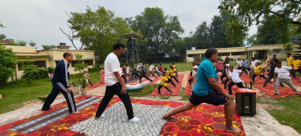 भुरकुंडा में विधायक रोशन लाल चौधरी ने किया योग, कहा - योग से बनेगा स्वस्थ भारत।