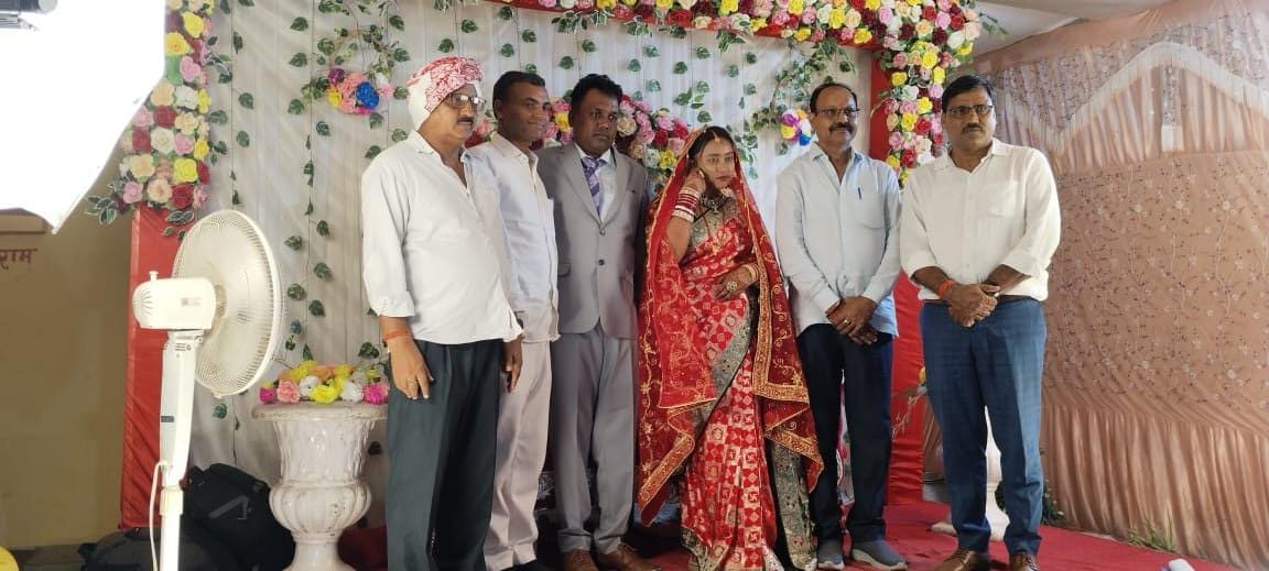 विधायक के सेक्रेटरी  केशव कुमार के विवाह समारोह में शामिल हुए प्रखंड के पदाधिकारी व गणमान्य।