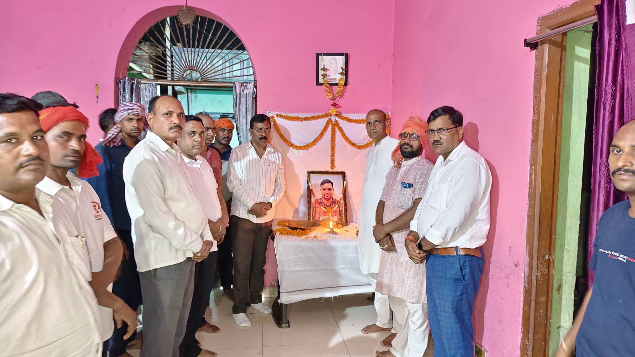 आजसू जिला उपाध्यक्ष प्रमोद कुशवाहा के ब्रह्मभोज में शामिल हुए विधायक रोशन लाल चौधरी, दी श्रद्धांजलि।