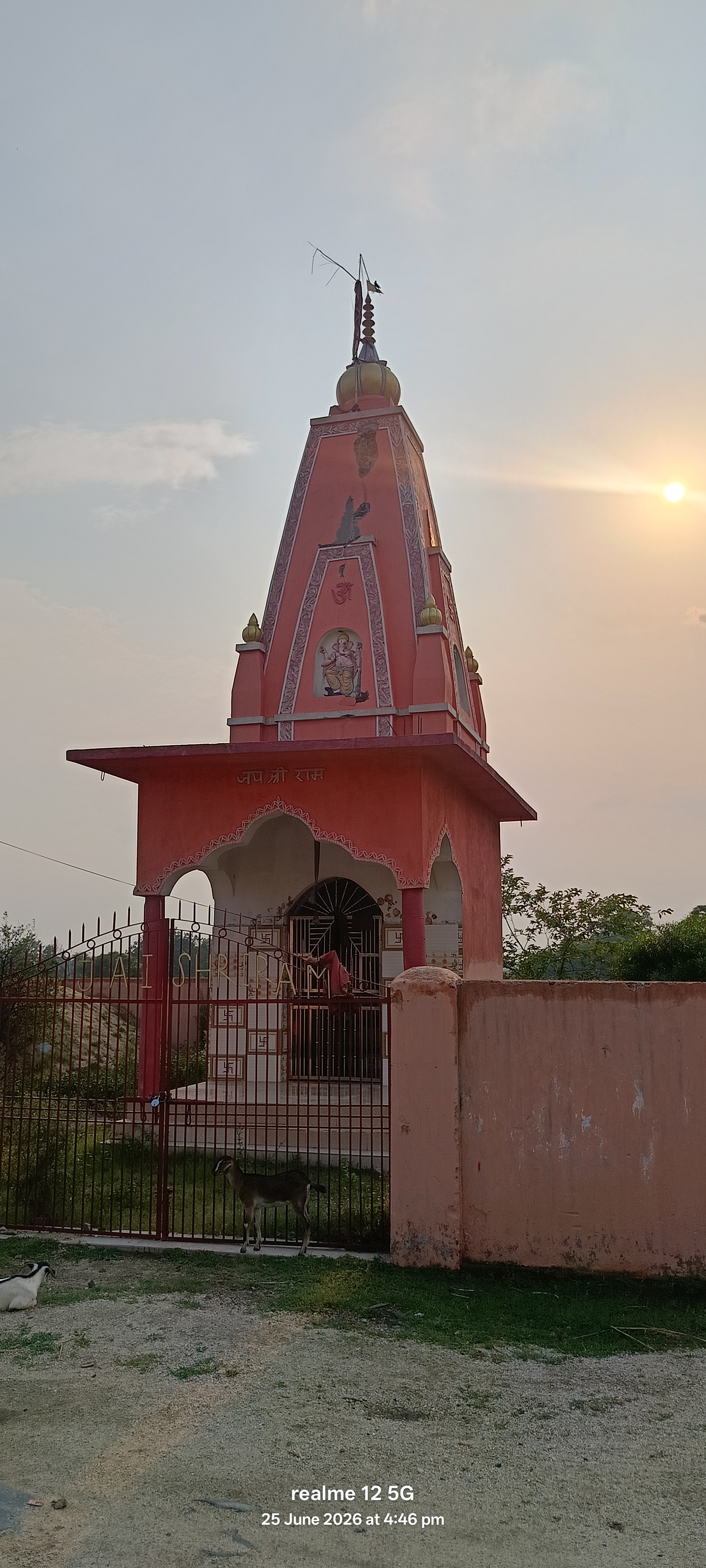 बारियातु पंचायत के देवरिया खुर्द में मंदिर पर गिरा वज्रपात, बड़ा हादसा टला