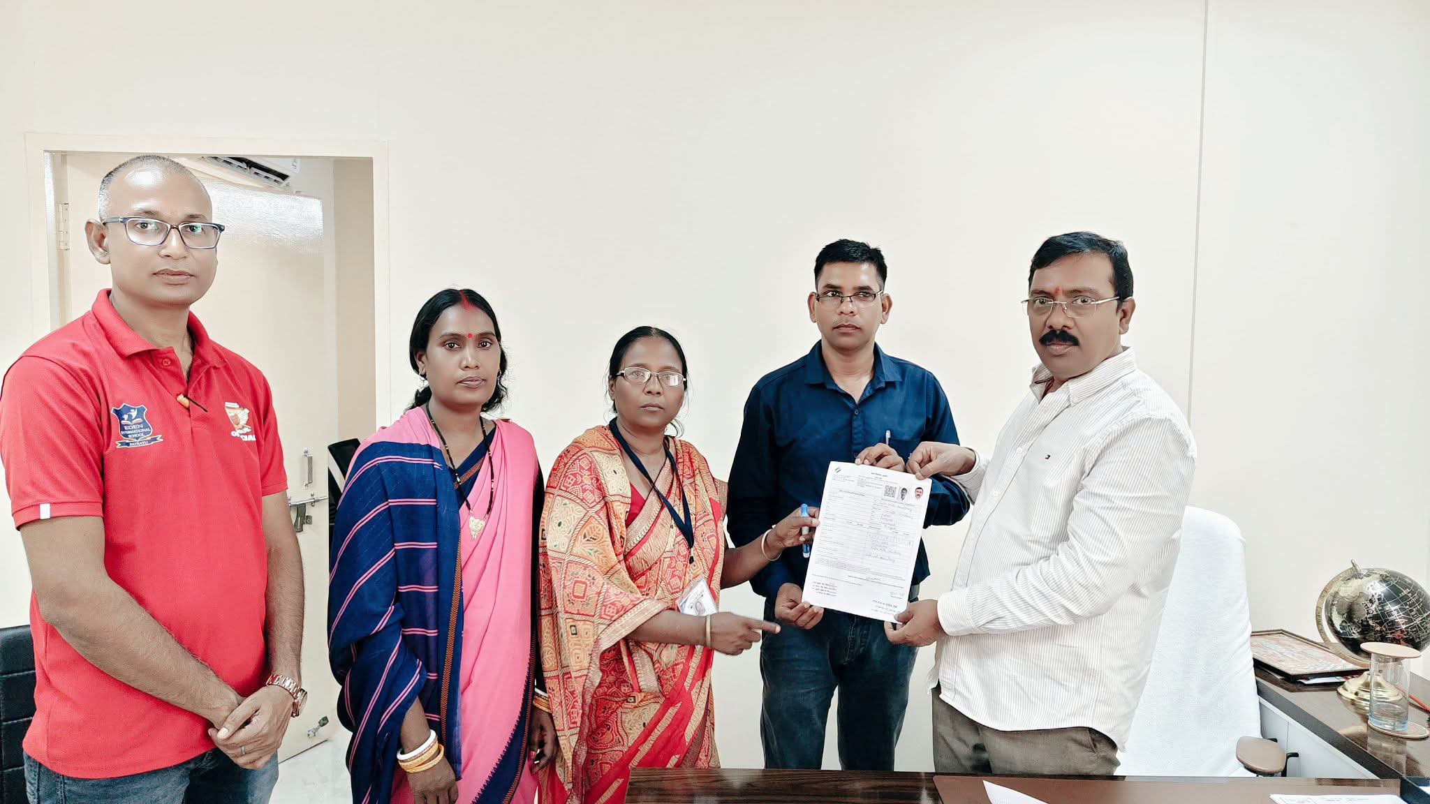 SIR अभियान में शामिल हुए बड़कागांव विधायक रोशन लाल चौधरी, मतदाताओं से सहयोग की अपील।