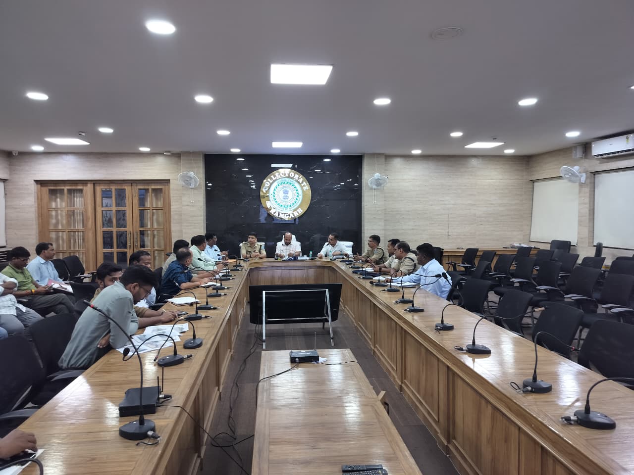 चुट्टूपालू घाटी में सड़क दुर्घटनाओं की रोकथाम को लेकर उपायुक्त की अध्यक्षता में हुआ महत्वपूर्ण बैठक