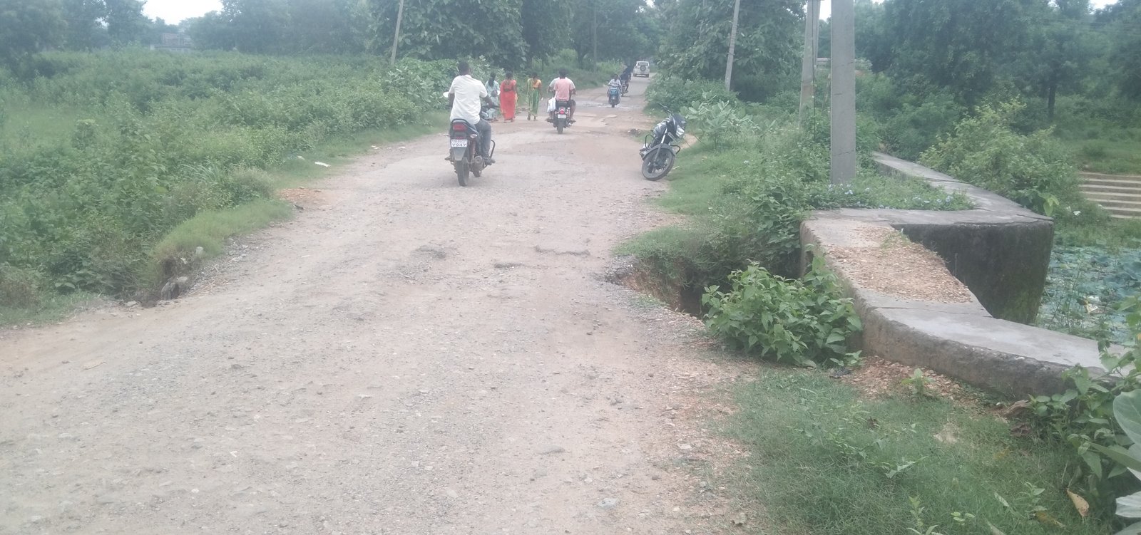 एक साल से टूटा है रायडीह–तमाड़ मुख्य मार्ग का पुल, हादसे की आशंका से ग्रामीण चिंतित