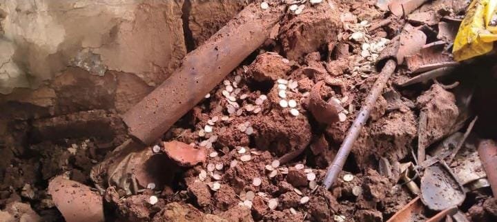 टाटीझरिया: अमनारी गांव में मिट्टी का घर गिरा तो निकला चांदी के सिक्कों का खजाना, देखने उमड़ी भीड़