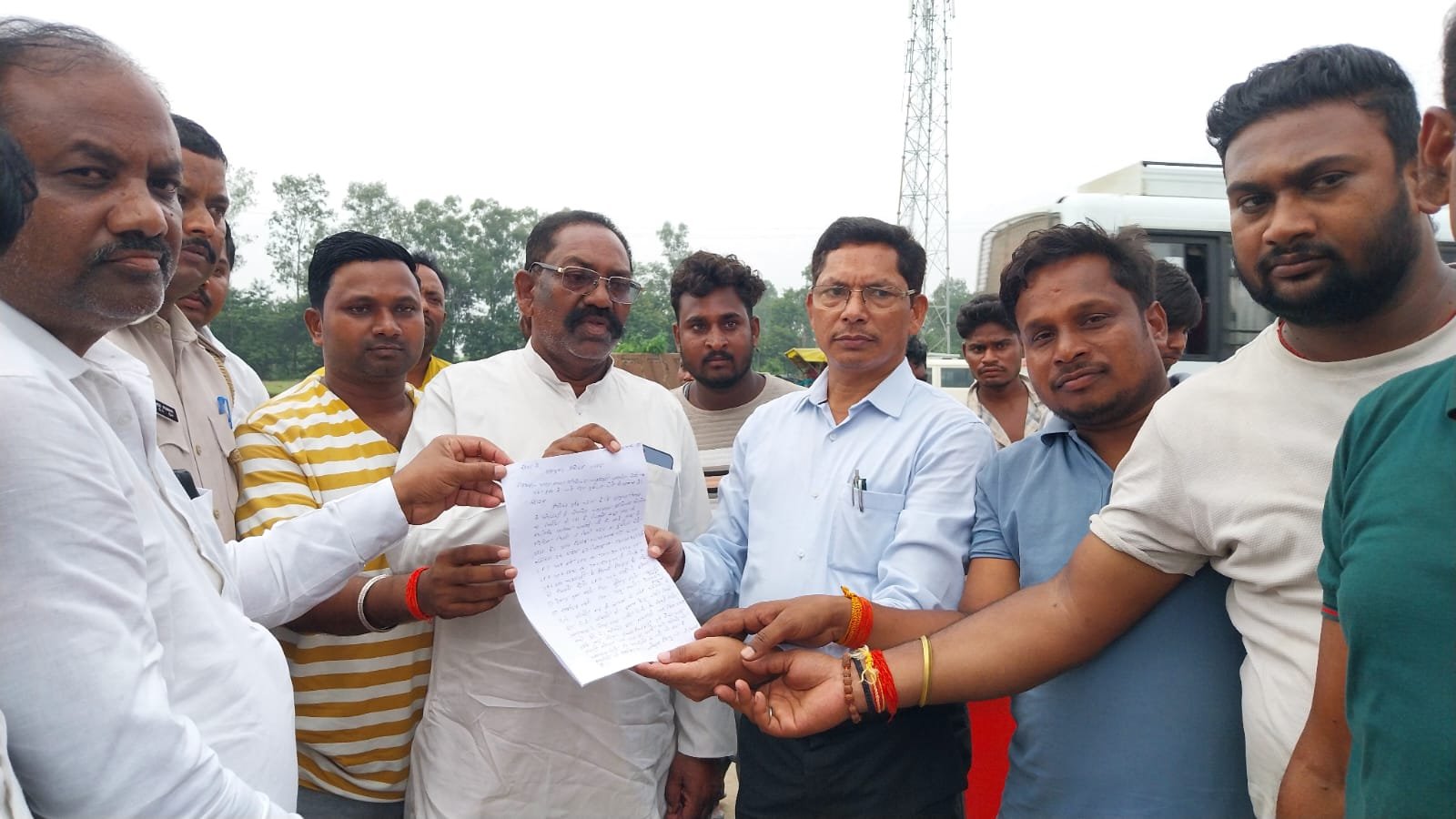 भारत माला सड़क पर सुरक्षा खामियों के खिलाफ ग्रामीणों का आक्रोश, दो चालक गंभीर