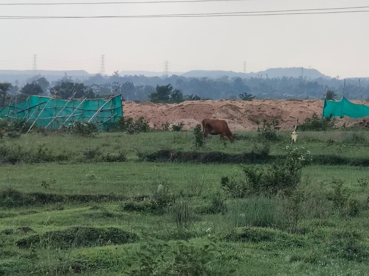 पत्रकारिता की आड़ में बालू स्टॉक का आरोप, टंडवा के वाटिका होटल के समीप जांच की मांग।