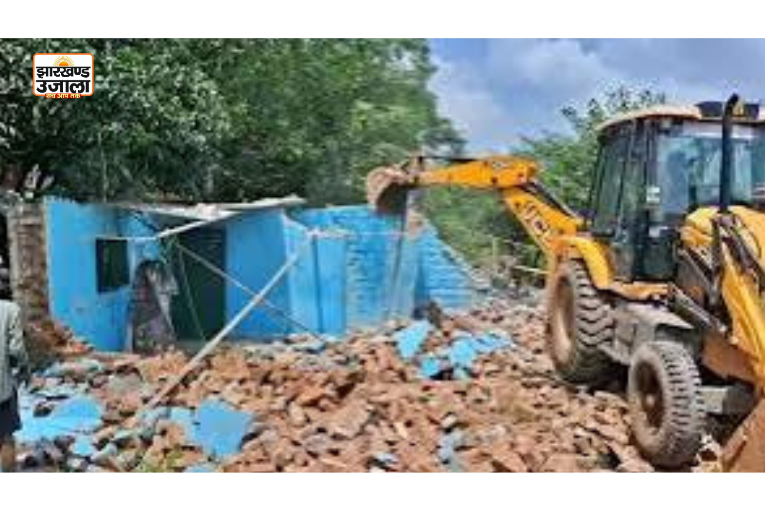 रांची में 60 साल पुरानी बस्ती पर चला बुलडोजर, कार्रवाई के दौरान पुलिस से भिड़े लोग