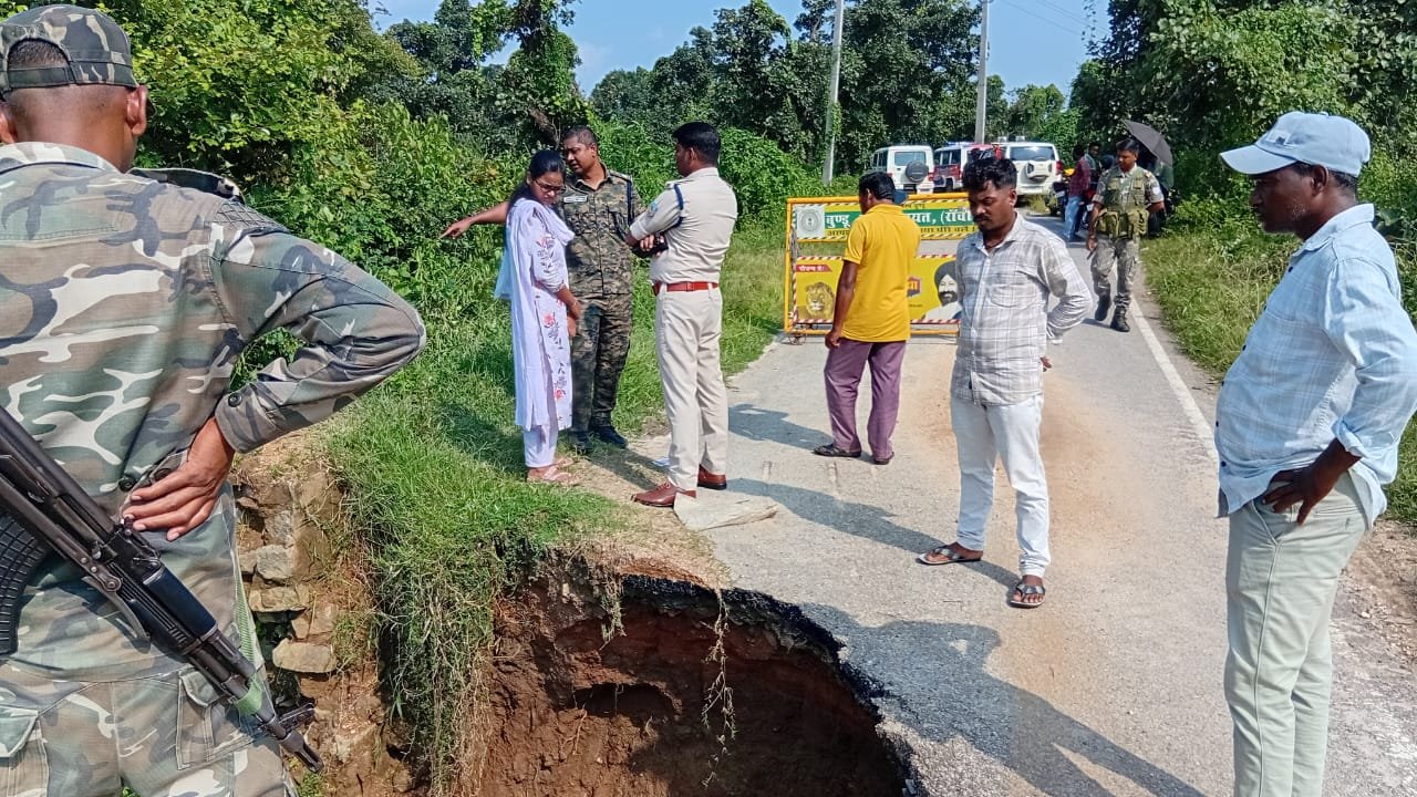 बारिश के कारण बासीदा पुल टूटा, दर्जनों गांवों का संपर्क कटा, ग्रामीण जान जोखिम में डालकर कर रहे हैं