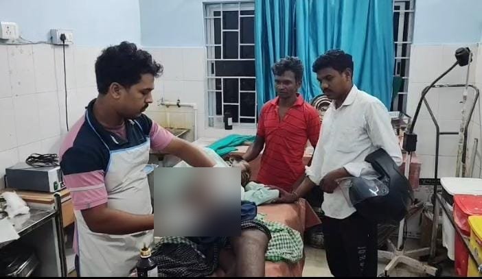 जंगल में बकरी चरा रहे व्यक्ति पर भालू ने  हमला कर किया गंभीर रूप से घायल ।