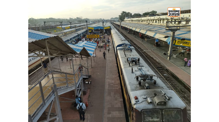 डीआरएम तरुण भूरिया ने देर रात टाटानगर स्टेशन का किया निरीक्षण