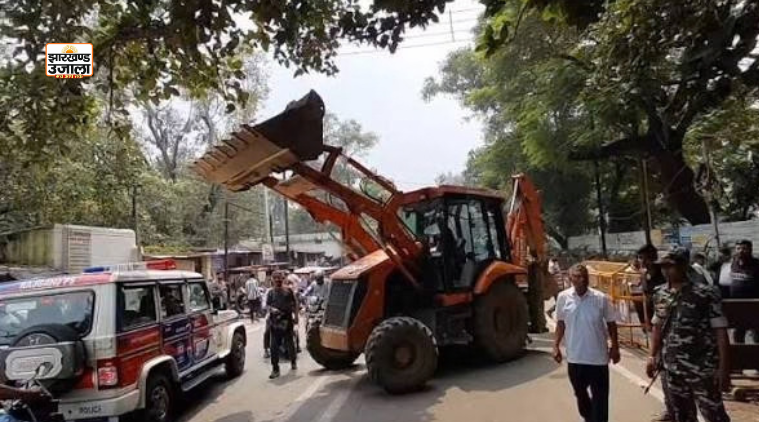धनबाद में अतिक्रमण पर चला बुलडोजर, दर्जनों घरों और दुकानों के अवैध हिस्से ध्वस्त
