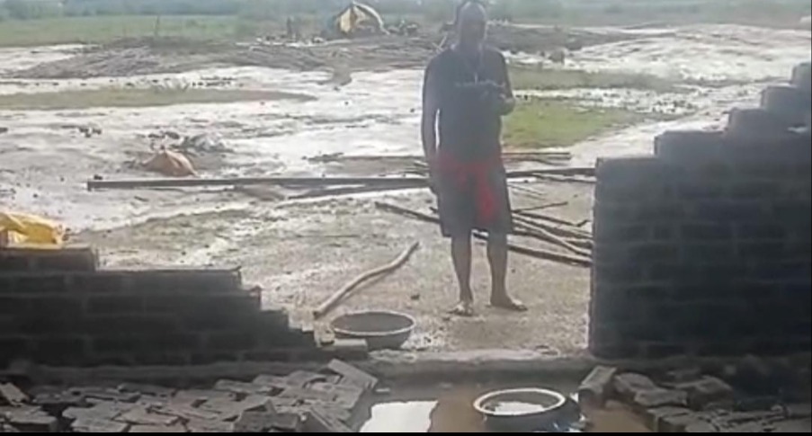 अंधी-तूफान में मकान का उड़ा एस्बेस्ट