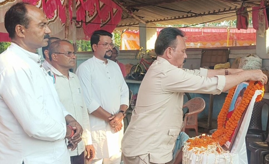 सांसद ने दिवंगत की प्रतिमा पर किया पुष्प अर्पित, शोकाकुल परिवार से मिले
