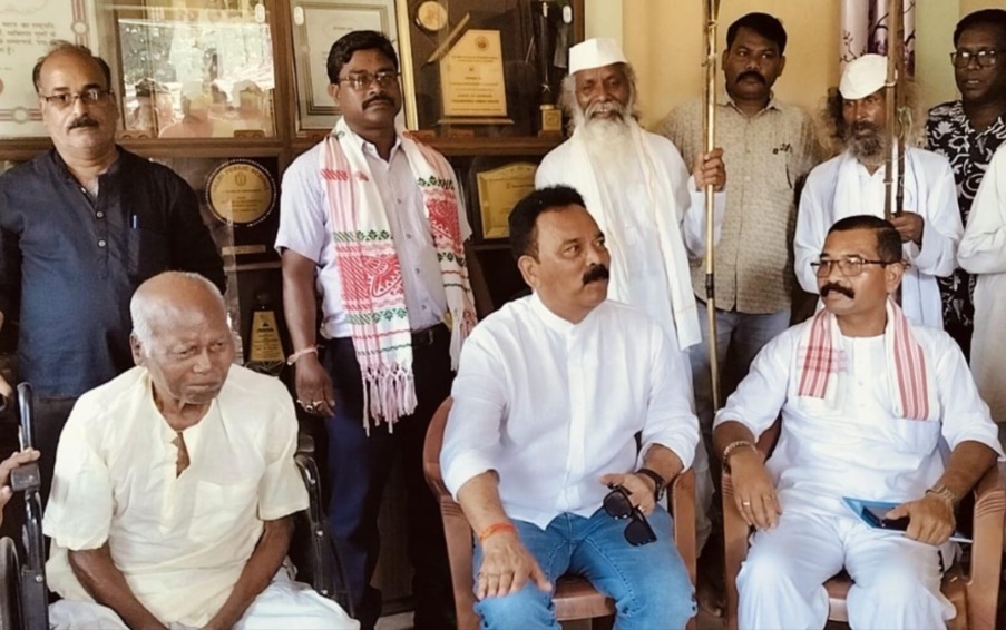 लोहरदगा सांसद सुखदेव भगत ने पद्मश्री सिमोन बाबा से की मुलाकात, स्वस्थ एवं दीर्घायु जीवन की कामना