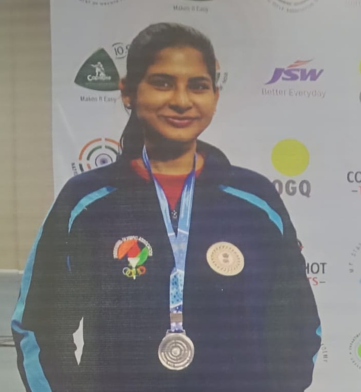 नेशनल रजत पदक विजेता शूटर  को तीन साल से नहीं मिला हथियार लाइसेंस, प्रशासन से लगाई गुहार.