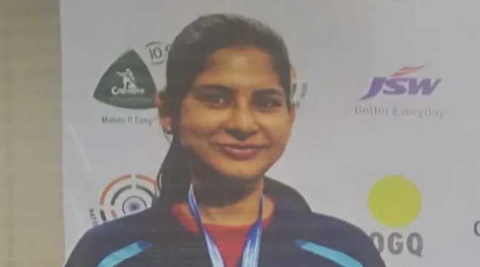 नेशनल रजत पदक विजेता शूटर  को तीन साल से नहीं मिला हथियार लाइसेंस, प्रशासन से लगाई गुहार.