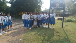 संत क्लारेट विद्यालय के छात्रों द्वारा साफ सफाई अभियान चलाया गया